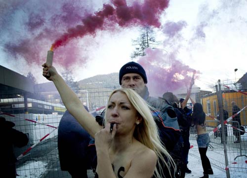 Europee, le Femen contro Marine Le Pen: “Una epidemia fascista” Europee, le Femen contro Marine Le Pen: “Una epidemia fascista”