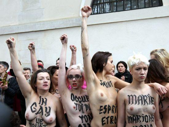 Europee, le Femen contro Marine Le Pen: “Una epidemia fascista” Europee, le Femen contro Marine Le Pen: “Una epidemia fascista”