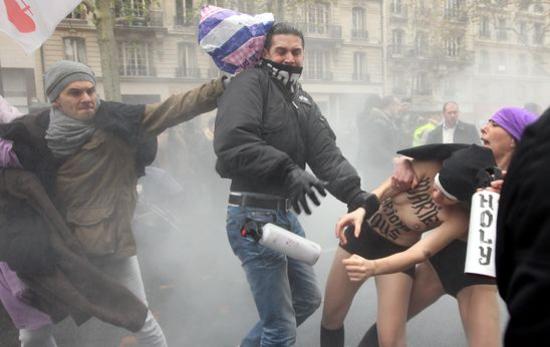 Europee, le Femen contro Marine Le Pen: “Una epidemia fascista” Europee, le Femen contro Marine Le Pen: “Una epidemia fascista”