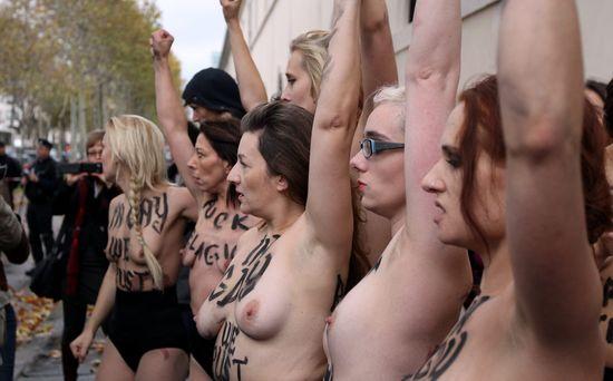 Europee, le Femen contro Marine Le Pen: “Una epidemia fascista” Europee, le Femen contro Marine Le Pen: “Una epidemia fascista”