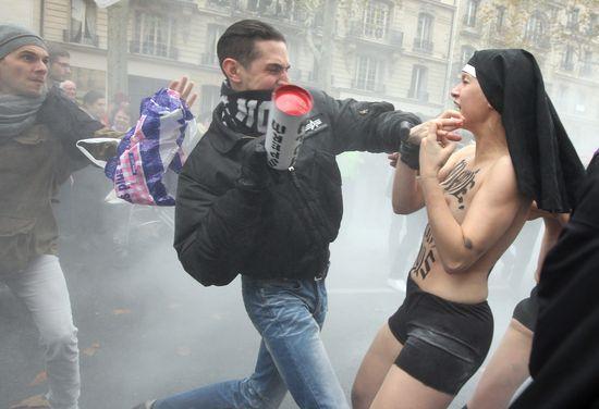 Europee, le Femen contro Marine Le Pen: “Una epidemia fascista” Europee, le Femen contro Marine Le Pen: “Una epidemia fascista”