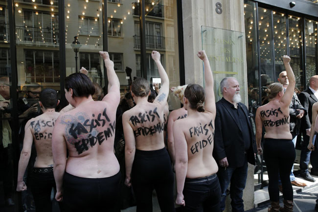 Europee, le Femen contro Marine Le Pen: “Una epidemia fascista” Europee, le Femen contro Marine Le Pen: “Una epidemia fascista”
