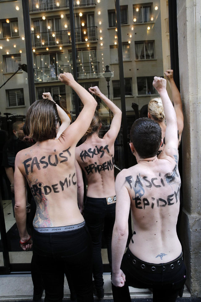 Europee, le Femen contro Marine Le Pen: “Una epidemia fascista” Europee, le Femen contro Marine Le Pen: “Una epidemia fascista”
