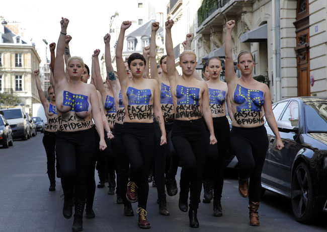 Europee, le Femen contro Marine Le Pen: “Una epidemia fascista” Europee, le Femen contro Marine Le Pen: “Una epidemia fascista”