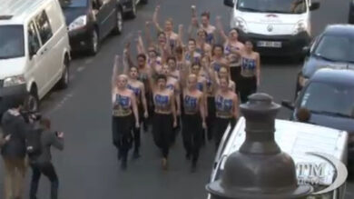 VIDEO: Femen con baffi da Hitler e svastica contro Marine Le Pen
