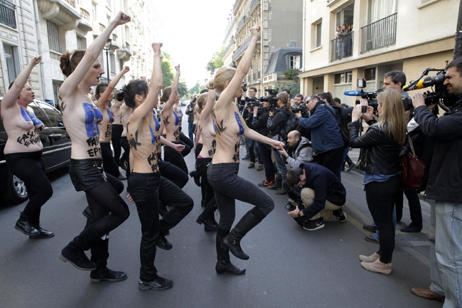 Europee, le Femen contro Marine Le Pen: “Una epidemia fascista” Europee, le Femen contro Marine Le Pen: “Una epidemia fascista”