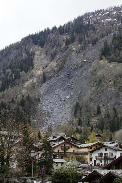 Courmayeur, terrore per la grande frana. Chiuso il traforo. Foto Courmayeur, terrore per la grande frana. Chiuso il traforo. Foto