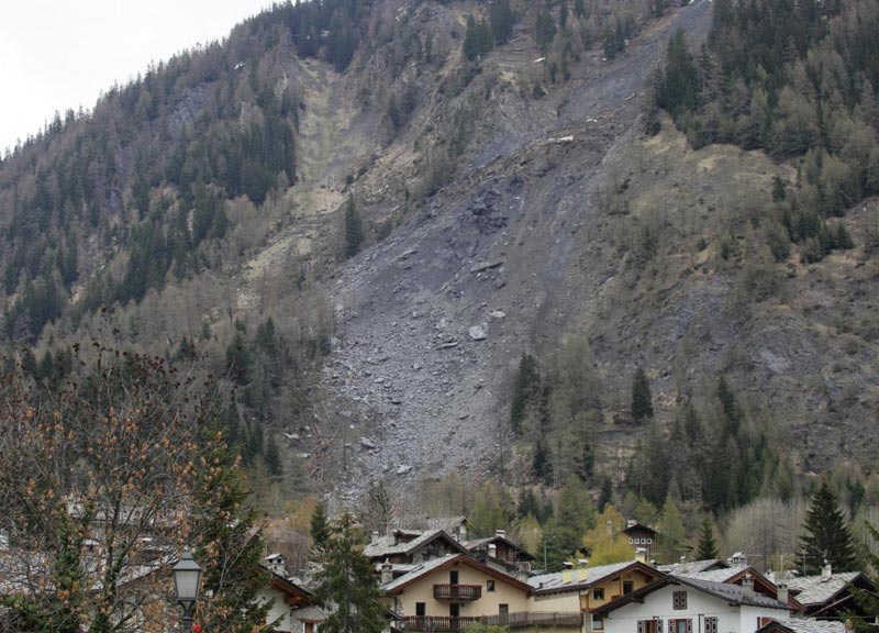 Courmayeur, terrore per la grande frana. Chiuso il traforo. Foto Courmayeur, terrore per la grande frana. Chiuso il traforo. Foto