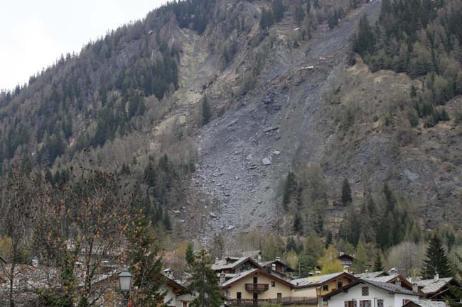 Courmayeur, terrore per la grande frana. Chiuso il traforo. Foto Courmayeur, terrore per la grande frana. Chiuso il traforo. Foto