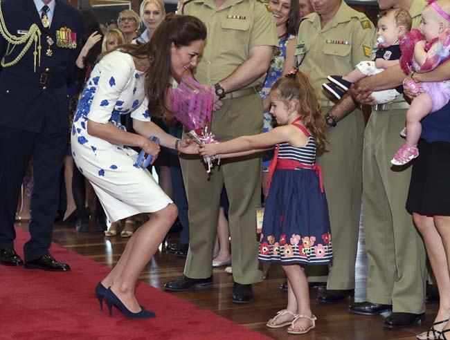William e Kate come Carlo e Diana: in Australia alla montagna sacra William e Kate come Carlo e Diana: in Australia alla montagna sacra