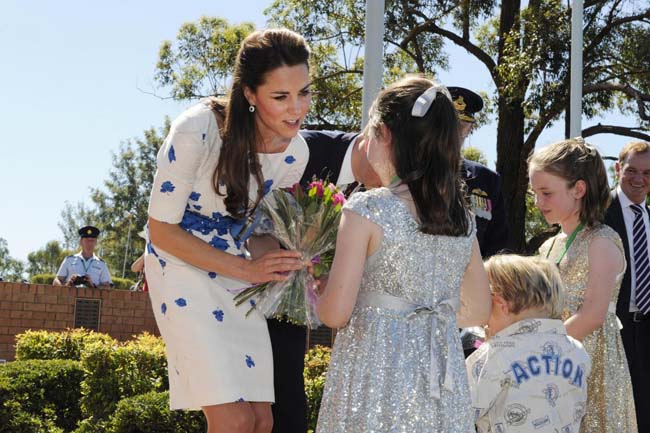 William e Kate come Carlo e Diana: in Australia alla montagna sacra William e Kate come Carlo e Diana: in Australia alla montagna sacra