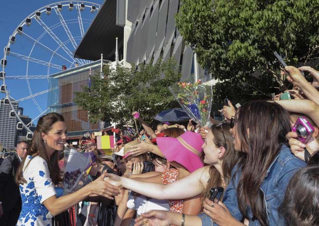 William e Kate come Carlo e Diana: in Australia alla montagna sacra William e Kate come Carlo e Diana: in Australia alla montagna sacra