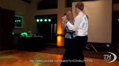 VIDEO: ovvio che si sian sposati: neosposi con la stessa passione ballano al loro wedding party