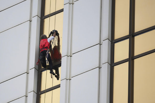 Lo Spiderman francese scala un grattacielo di Macau