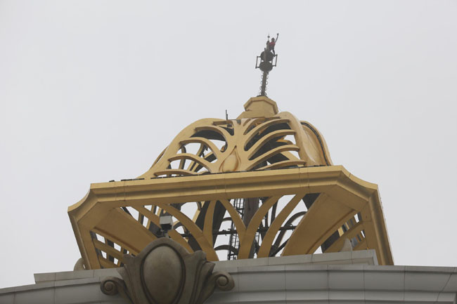 Lo Spiderman francese scala un grattacielo di Macau