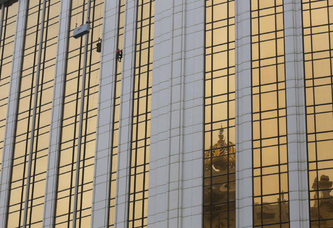 Lo Spiderman francese scala un grattacielo di Macau