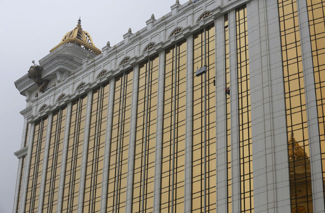 Lo Spiderman francese scala un grattacielo di Macau