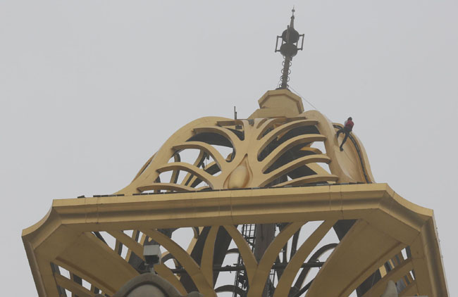 Lo Spiderman francese scala un grattacielo di Macau