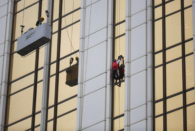 Lo Spiderman francese scala un grattacielo di Macau