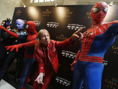 Lo Spiderman francese scala un grattacielo di Macau