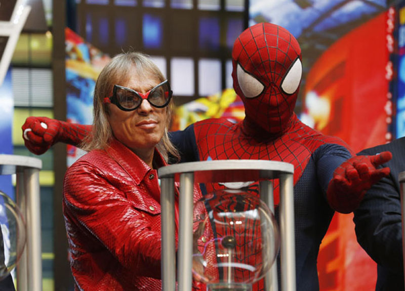 Lo Spiderman francese scala un grattacielo di Macau