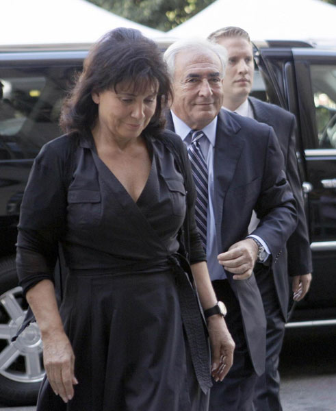 Strauss Kahn? Che bambinone. E Hollande ritorna a casa… Strauss Kahn? Che bambinone. E Hollande ritorna a casa…