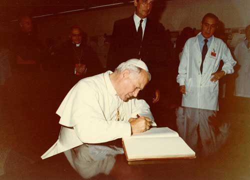 Ecco il sangue del Papa Santo. Il Bambino Gesù svela i segreti Ecco il sangue del Papa Santo. Il Bambino Gesù svela i segreti