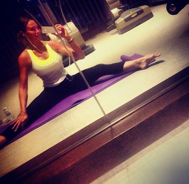 Nicole Minetti fa yoga per la gioia dei fan. E con il suo D’Alessio… Nicole Minetti fa yoga per la gioia dei fan. E con il suo D’Alessio…