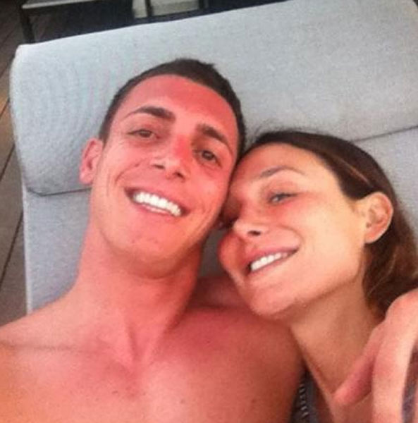Nicole Minetti fa yoga per la gioia dei fan. E con il suo D’Alessio… Nicole Minetti fa yoga per la gioia dei fan. E con il suo D’Alessio…