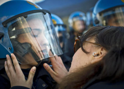 Il bacio diventa una filosofia. “E’ l’icona del nichilismo spettacolare” Il bacio diventa una filosofia. “E’ l’icona del nichilismo spettacolare”
