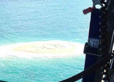 Naufraghi salvi grazie a un sos gigante scritto sulla sabbia