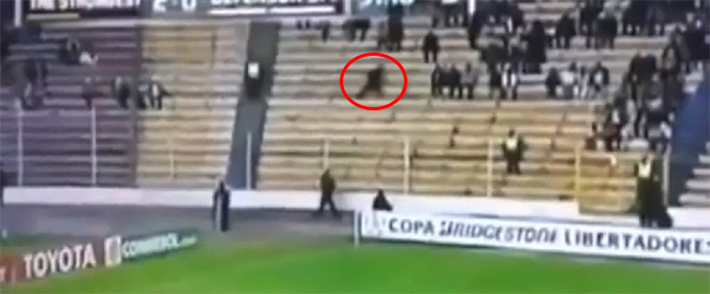 Fantasma alla partita di calcio, tifosi e operatori sotto choc Fantasma alla partita di calcio, tifosi e operatori sotto choc