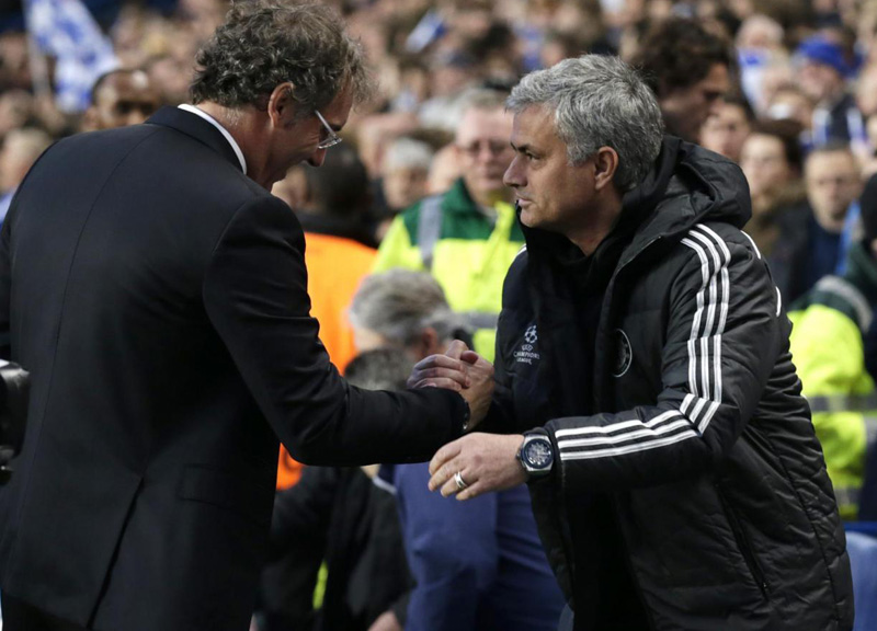 Mourinho, una foto con i boss di Scampia li potrebbe scagionare dal un’accusa di omicidio Mourinho, una foto con i boss di Scampia li potrebbe scagionare dal un’accusa di omicidio