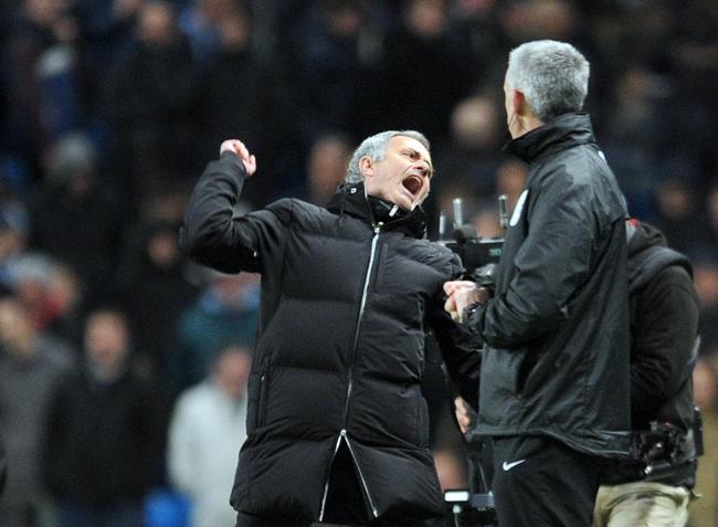 Mourinho, una foto con i boss di Scampia li potrebbe scagionare dal un’accusa di omicidio Mourinho, una foto con i boss di Scampia li potrebbe scagionare dal un’accusa di omicidio