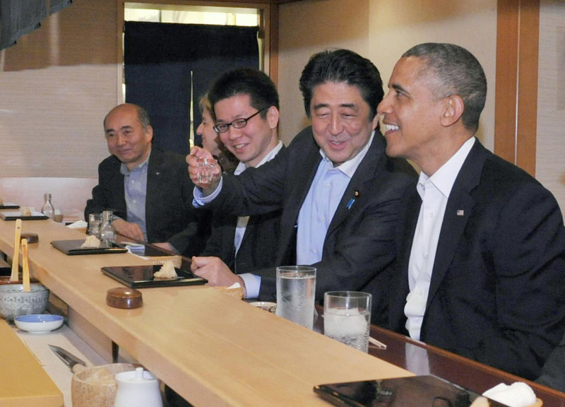Obama in Giappone finisce nei guai. Avanza il “miglior sushi” di Tokyo Obama in Giappone finisce nei guai. Avanza il “miglior sushi” di Tokyo