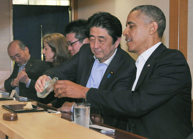 Obama in Giappone finisce nei guai. Avanza il “miglior sushi” di Tokyo Obama in Giappone finisce nei guai. Avanza il “miglior sushi” di Tokyo
