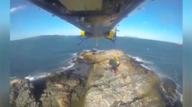 VIDEO: 5 persone salve grazie a un SOS sulla sabbia