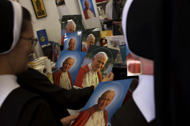 Canonizzazioni, Papa Emerito concelebrerà con Francesco Canonizzazioni, Papa Emerito concelebrerà con Francesco