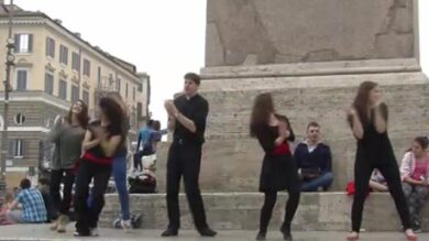 VIDEO: Papi Santi, il giovane parroco balla sulle note di “Happy”