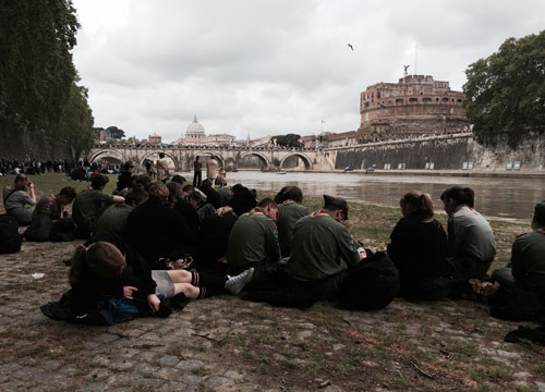 Canonizzazioni, fedeli in preghiera anche sul gretto del Tevere
