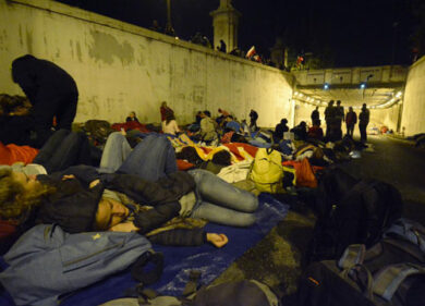 “Una notte in piedi e al freddo”. Pellegrini: le verità nascoste