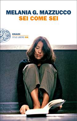 Denuncia per pornografia, striscioni omofobi… Sotto accusa il romanzo di Melania Mazzucco