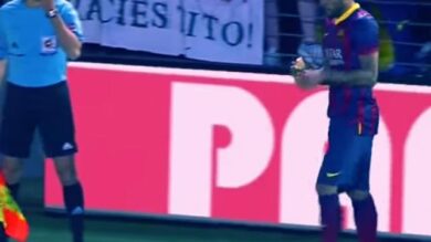 VIDEO: Barcellona: gli lanciano una banana, Dani Alves se la mangia