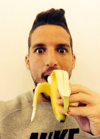 Da Renzi a Prandelli, poi Neymar e.. tutti con la banana di Dani Alves
