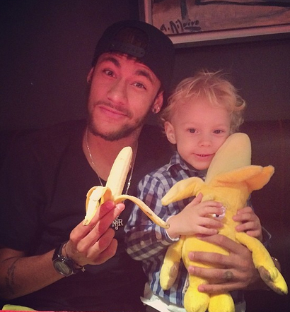 Da Renzi a Prandelli, poi Neymar e.. tutti con la banana di Dani Alves Da Renzi a Prandelli, poi Neymar e.. tutti con la banana di Dani Alves