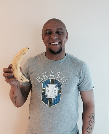 Da Renzi a Prandelli, poi Neymar e.. tutti con la banana di Dani Alves Da Renzi a Prandelli, poi Neymar e.. tutti con la banana di Dani Alves