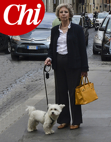 Elsa Monti passeggia con Empy, il cane che Daria Bignardi regalò al marito
