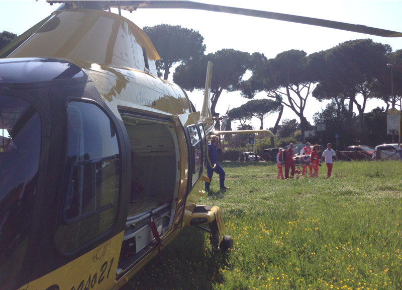 Si apre la porta, cade dal bus. Il piede finisce sotto la ruota Si apre la porta, cade dal bus. Il piede finisce sotto la ruota
