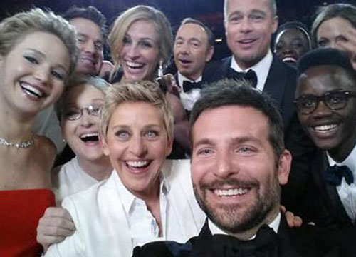 Si fa un selfie mentre guida e si va a schiantare Si fa un selfie mentre guida e si va a schiantare