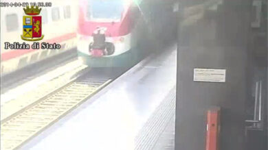 VIDEO: perde il treno a Termini, si attacca alla carrozza